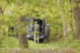 Klopjacht op militair: schoten gehoord in natuurpark, 90 militairen toegekomen en besmeurde kledij gevonden