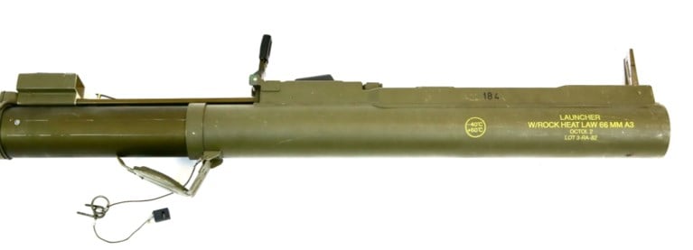 Een raketwerper en een machinepistool: met deze wapens ging de militair aan de haal