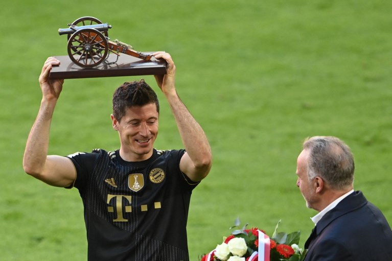 Robert Lewandowski breekt 49 jaar oud record door 41ste Bundesliga-goal te scoren in allerlaatste minuut