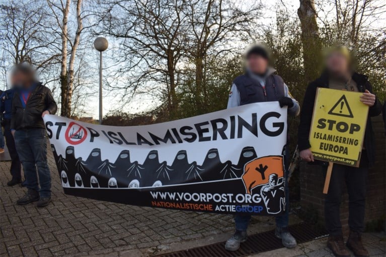 Bart De Wever niet eens met veroordeling van Voorpost-leden, Vlaams Belang-kopstukken protesteren in Mechelen