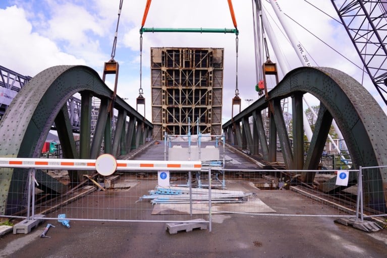 Meulestedebrug ligt terug op haar plaats, nu nog de laatste herstelling