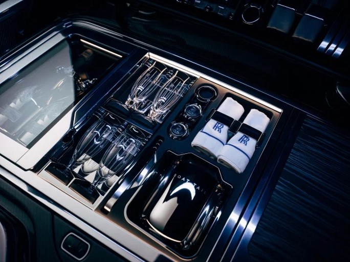 Rolls-Royce produce l'auto più costosa di sempre con tenda da sole e tavolo da picnic integrati