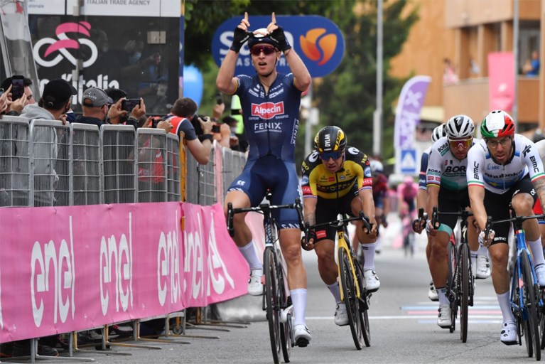 Wat een prachtig beeld: Tim Merlier brengt bij Giro-ritwinst eerbetoon aan Wouter Weylandt