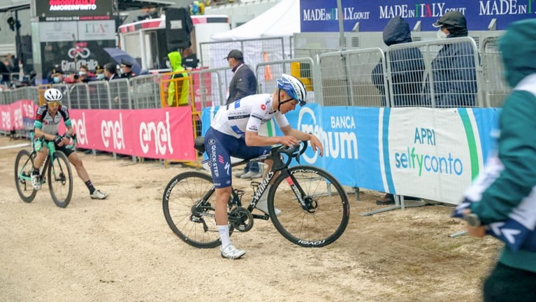 Remco Evenepoel pareert de kritiek na val en Giro-opgave: “Het is gemakkelijk om te zeggen dat het een stuurfout was”