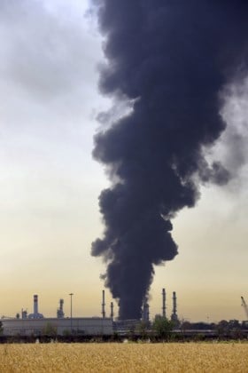 Brand onder controle na ontploffing in Iraanse olieraffinaderij