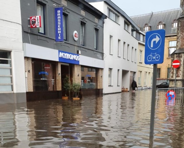 Onweer veroorzaakt op veel plaatsen overlast: meerdere straten en huizen onder water, ook vaccinatiecentrum loopt onder