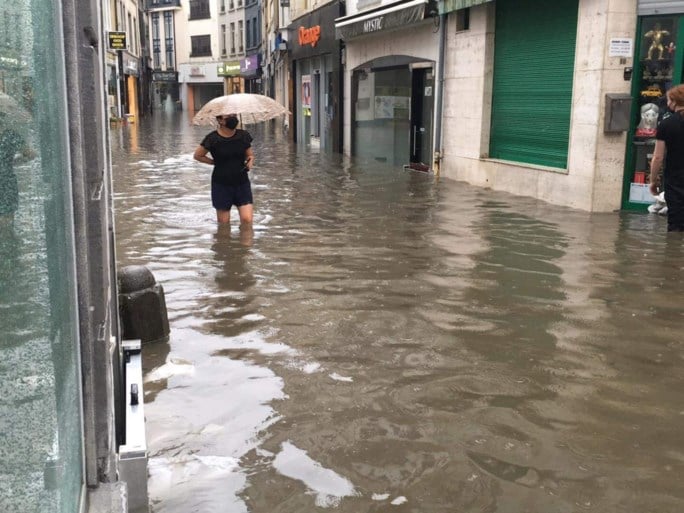 Onweer veroorzaakt op veel plaatsen overlast: meerdere straten en huizen onder water, ook vaccinatiecentrum loopt onder