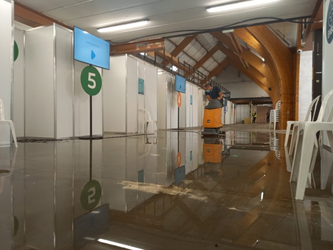Onweer veroorzaakt op veel plaatsen overlast: meerdere straten en huizen onder water, ook vaccinatiecentrum loopt onder