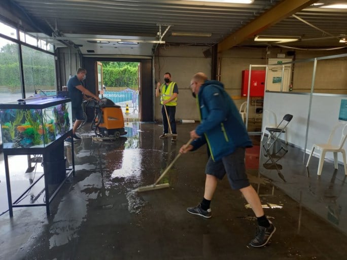 Onweer veroorzaakt op veel plaatsen overlast: meerdere straten en huizen onder water, ook vaccinatiecentrum loopt onder