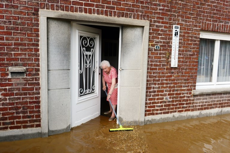 Onweer veroorzaakt op veel plaatsen overlast: meerdere straten en huizen onder water, ook vaccinatiecentrum loopt onder