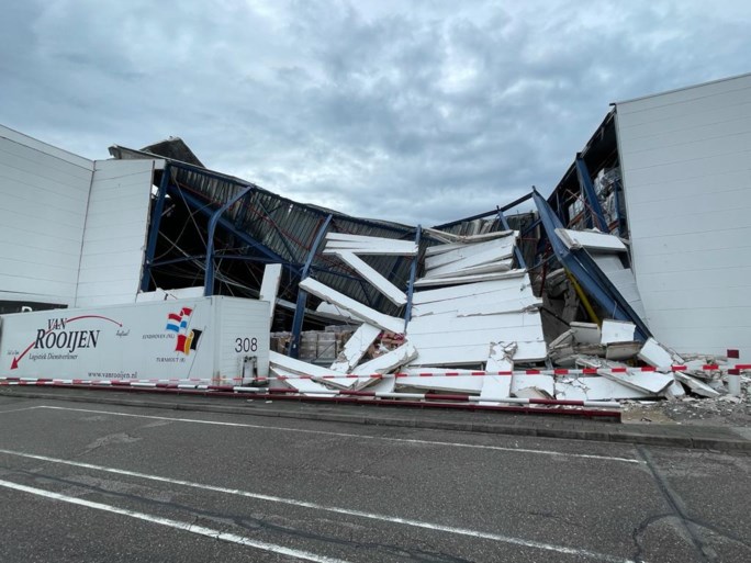 Wolkbreuk zet centrum van Herentals en Turnhout blank, dak logistiek bedrijf stort in