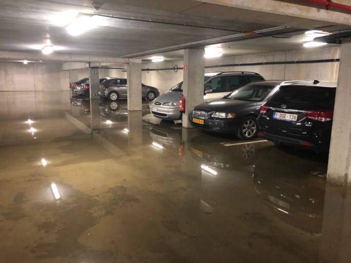Wolkbreuk zet centrum van Herentals en Turnhout blank, dak logistiek bedrijf stort in