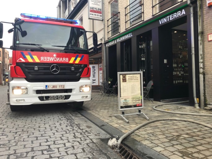 Wolkbreuk zet centrum van Herentals en Turnhout blank, dak logistiek bedrijf stort in