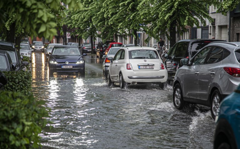 Wolkbreuk zet centrum van Herentals en Turnhout blank, dak logistiek bedrijf stort in