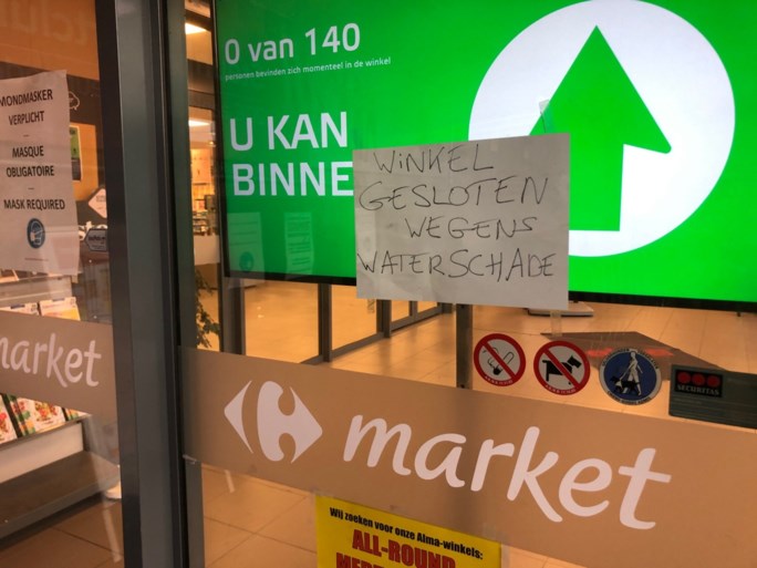 Wolkbreuk zet centrum van Herentals en Turnhout blank, dak logistiek bedrijf stort in