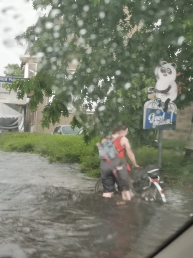 Wolkbreuk zet centrum van Herentals en Turnhout blank, dak logistiek bedrijf stort in
