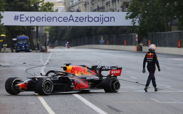 Drama for Max Verstappen: Dutch phenomenon was in the lead, but crashes due to a blowout in Azerbaijan GP