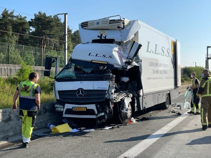 Vrachtwagenchauffeur zwaargewond na aanrijding op E19