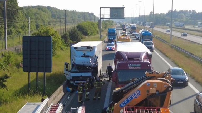 Vrachtwagenchauffeur zwaargewond na aanrijding op E19