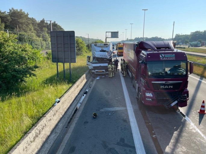 Vrachtwagenchauffeur zwaargewond na aanrijding op E19
