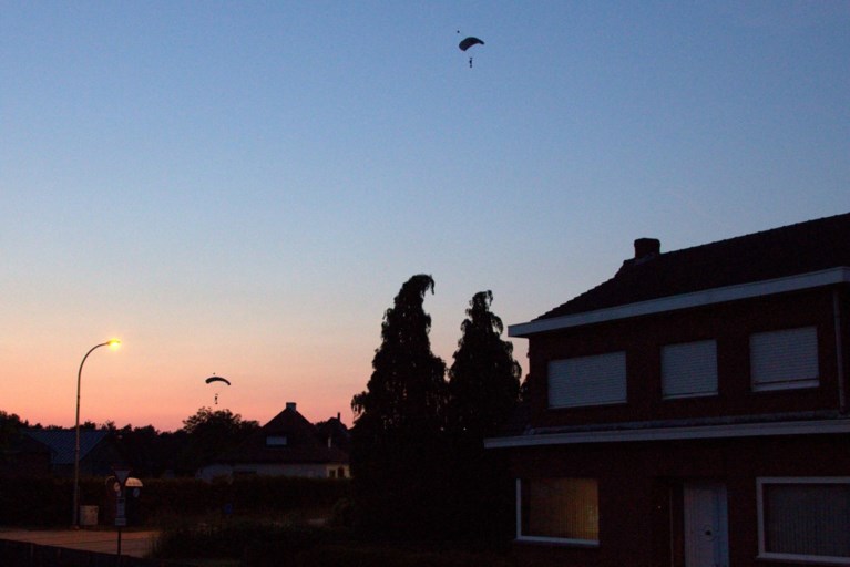 Parachutisten geven luchtruim kleur