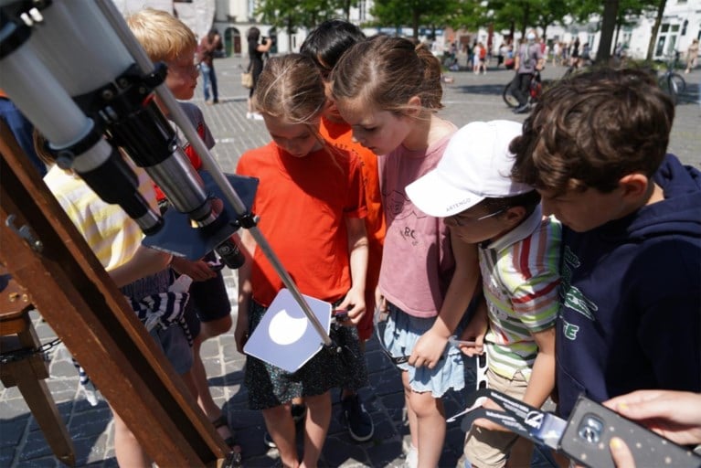 Samen naar ‘hapje uit de zon’ kijken op Sint-Pietersplein: “Perfecte excuus voor blokpauze”