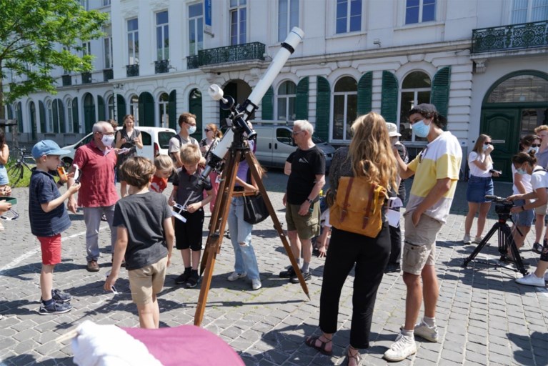 Samen naar ‘hapje uit de zon’ kijken op Sint-Pietersplein: “Perfecte excuus voor blokpauze”
