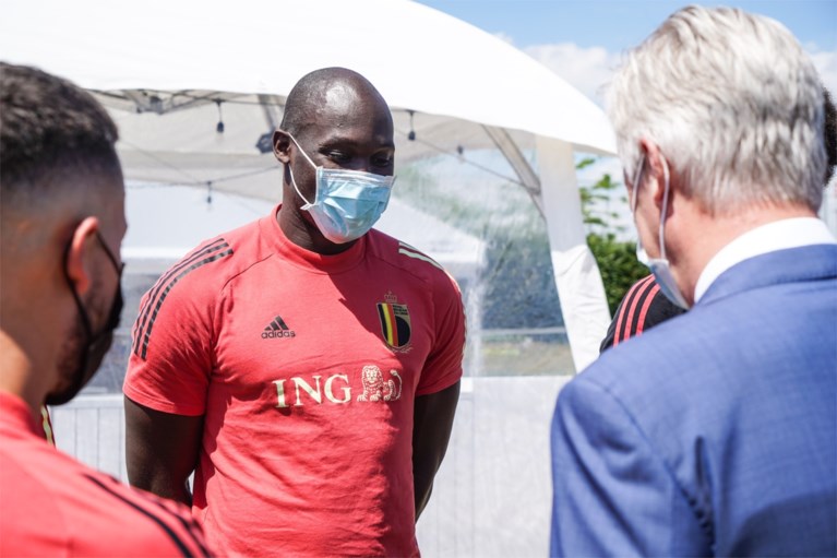 Koning Filip wenst Rode Duivels veel succes op het EK, en maakt indruk bij de spelers: “Hij zei dat ik het goed gedaan had”