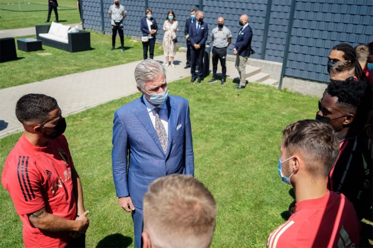 Koning Filip wenst Rode Duivels veel succes op het EK, en maakt indruk bij de spelers: “Hij zei dat ik het goed gedaan had”
