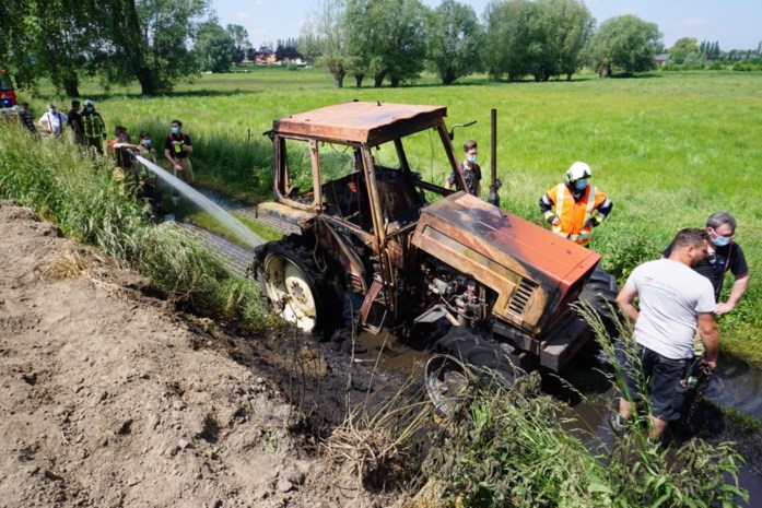 Landbouwer ziet 37 jaar oude tractor in de vlammen opgaan: “Ik had er net twee uur mee gewerkt”