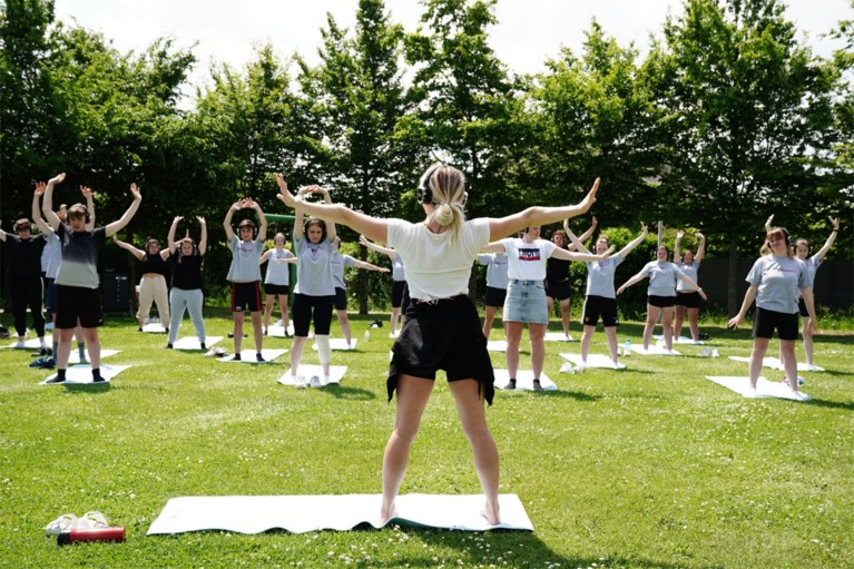Bijna 700 leerlingen krijgen ‘stille yoga’ op school: “Om stress los te laten”