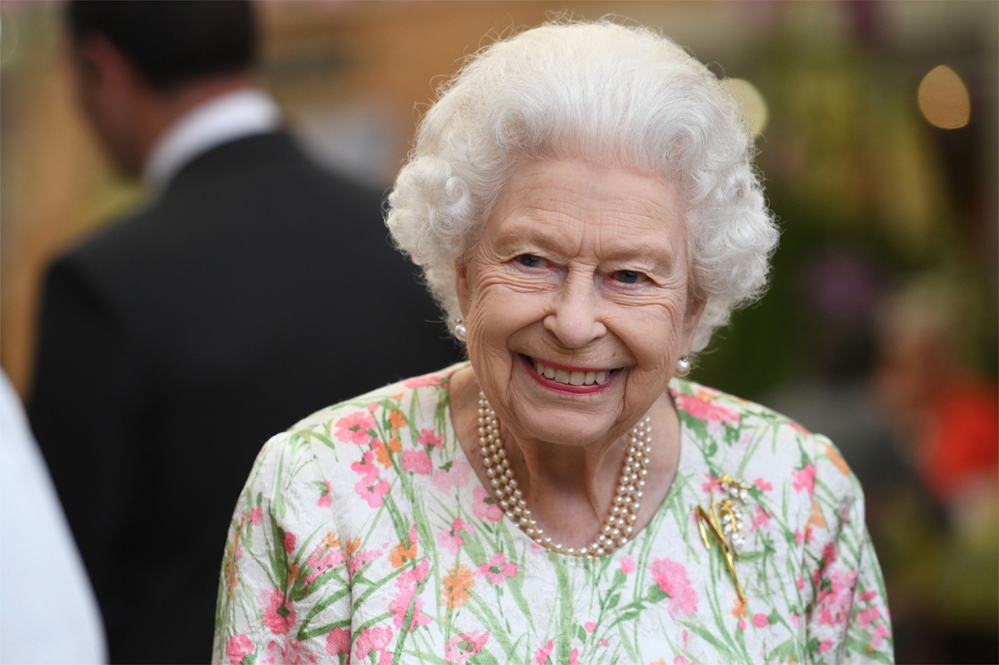 Queen charms at G7: “Should we look like we are…