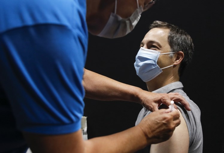 Premier Alexander De Croo (Open VLD) kreeg eerste dosis van coronavaccin: “Elke prik brengt ons stap dichter bij mooie zomer”
