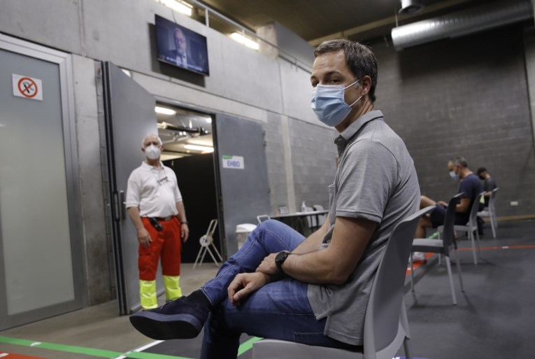 Premier Alexander De Croo (Open VLD) kreeg eerste dosis van coronavaccin: “Elke prik brengt ons stap dichter bij mooie zomer”