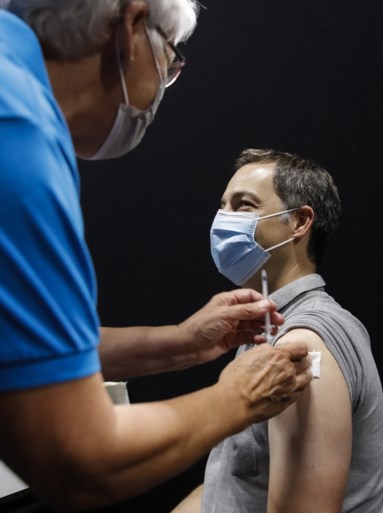 Premier Alexander De Croo (Open VLD) kreeg eerste dosis van coronavaccin: “Elke prik brengt ons stap dichter bij mooie zomer”