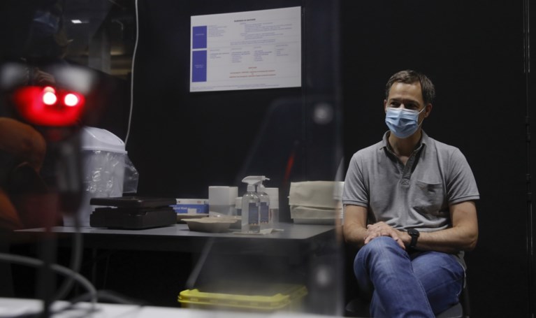 Premier Alexander De Croo (Open VLD) kreeg eerste dosis van coronavaccin: “Elke prik brengt ons stap dichter bij mooie zomer”