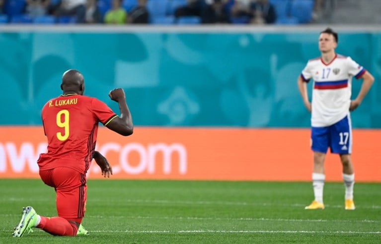 Russisch publiek fluit knielende Rode Duivels massaal uit, UEFA steunt boodschap en veroordeelt boegeroep