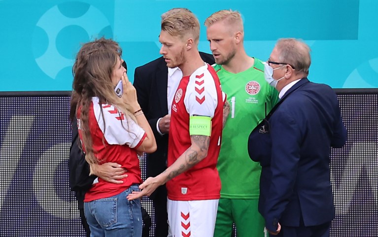 De held van de avond: Simon Kjaer greep als eerste in toen Christian Eriksen in elkaar zakte en troostte vriendin