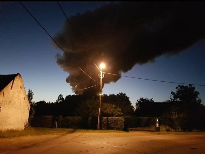 Industriebrand Gentse haven onder controle, maar hinder blijft mogelijk: “Verkoolde stukjes in de omgeving”