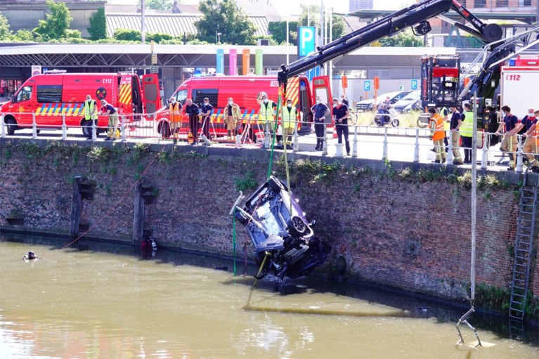 Auto belandt in de zwaaikom aan Dampoort: bestuurder in levensgevaar afgevoerd naar ziekenhuis