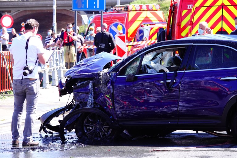 Auto belandt in de zwaaikom aan Dampoort: bestuurder in levensgevaar afgevoerd naar ziekenhuis