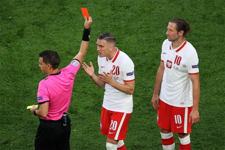 Stunt in poule E: Slowakije verslaat een tienkoppig Polen, Lewandowski komt amper in stuk voor