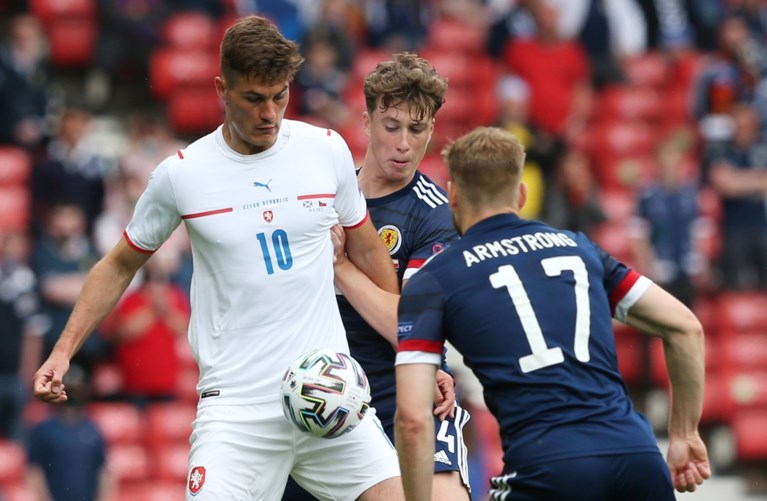Beresterke Patrik Schick bezorgt Tsjechië de zege tegen Schotland