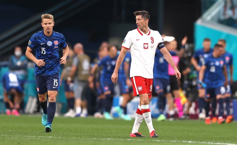Stunt in poule E: Slowakije verslaat een tienkoppig Polen, Lewandowski komt amper in stuk voor