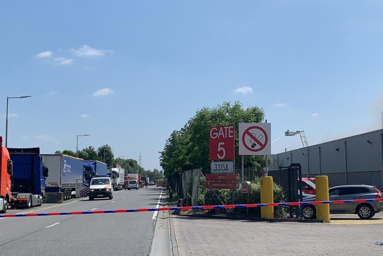 Industriebrand Gentse haven onder controle, maar hinder blijft mogelijk: “Verkoolde stukjes in de omgeving”