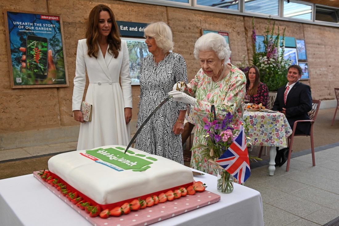 Britain’s Queen Is Determined To Cut Cake With Sword