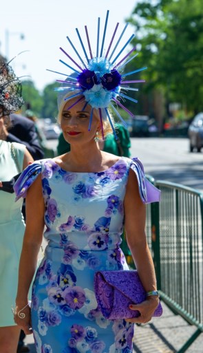 Gekke hoeden kijken op de Royal Ascot-paardenrace
