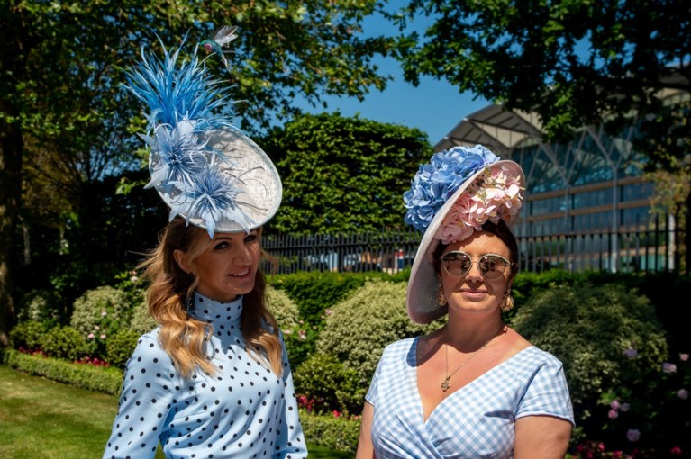 Gekke hoeden kijken op de Royal Ascot-paardenrace