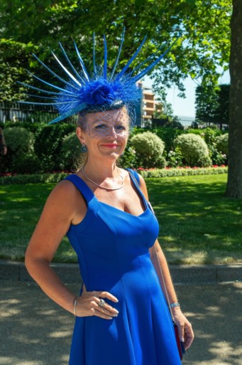 Gekke hoeden kijken op de Royal Ascot-paardenrace