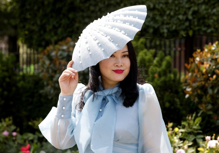 Gekke hoeden kijken op de Royal Ascot-paardenrace